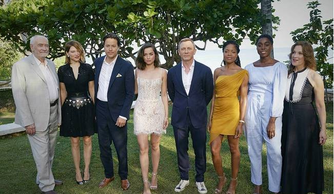 《007》新电影(代号邦德25)牙买加黄金眼举行开机仪式:官方发布合影照 《007》新电影(代号邦德25)牙买加黄金眼举行开机仪式:官方发布合影照