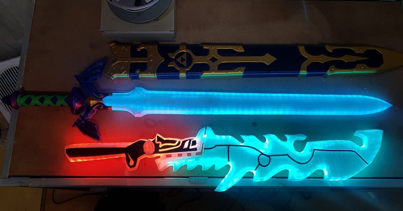 国外玩家现实中制作出光辉闪耀塞尔达传说大师剑效果相当之酷炫