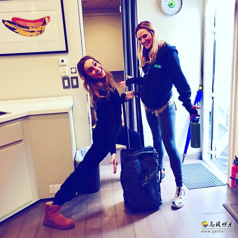 “惊队”布丽拉尔森替身在INS上晒出二人合影：两个人看起来很是开心