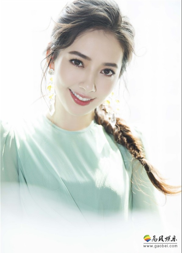 郭碧婷出席某活动：身着一袭薄荷绿连衣裙优雅亮相！编发造型时尚俏皮