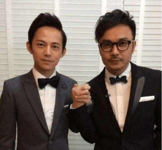 汪涵妻子杨乐乐晒照：何炅捧着生日蛋糕和汪涵一起望着它，氛围很温馨