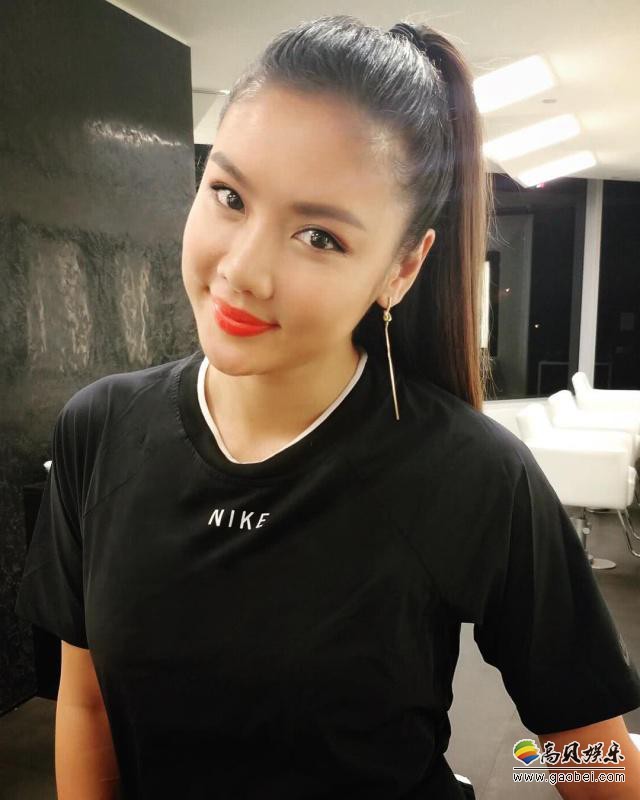 乐基儿发文晒照宣布产子：扎着丸子头全素颜出镜，身穿黑衣气色非常好