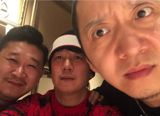 潘粤明晒出与好友们聚餐畅饮照：这是潘粤明恋情疑似曝光后他首次发文