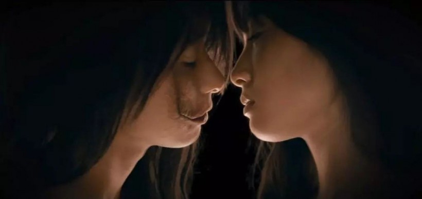 全新漫改电影深红累之渊收获好评涂上口红亲吻他人能与其换脸