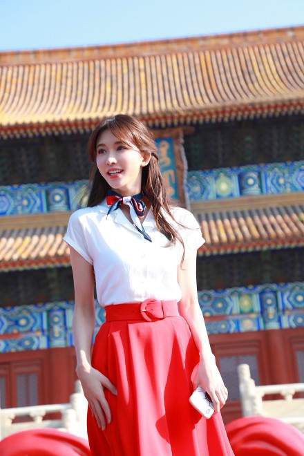 林志玲亮相五一特别节歌舞表演节目：身着白色衬衫复古红裙！优雅大方