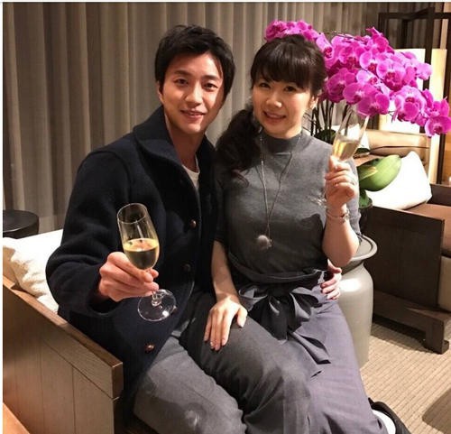江宏杰带着在坐月子的福原爱出门和朋友聚餐庆祝“在一起4周年纪念日”