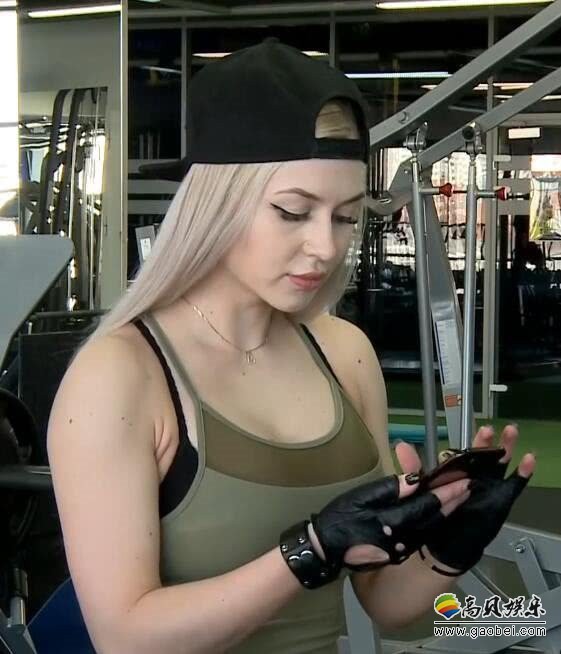“全俄最美近卫军”俄罗斯女兵安娜•赫拉玛佐娃：披肩金发＋靓丽容貌