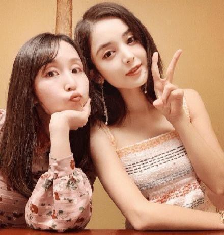 古力娜扎过生日晒出庆生照：亲姐姐出镜为其庆生，姐妹颜值引人关注