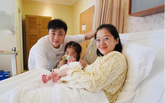 乔杉发文宣布二胎得女并晒出一家四口合影！温情告白：爹陪你走一遭