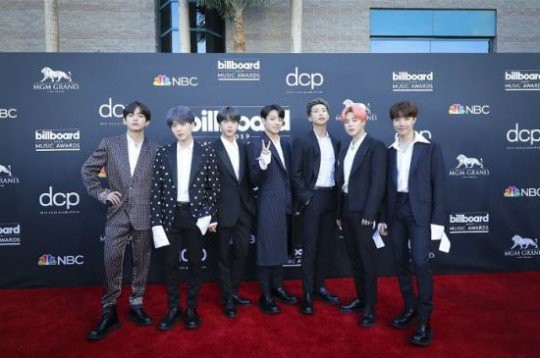 防弹少年团当选为了今年的BillBoArd音乐颁奖礼的最佳组合/乐队