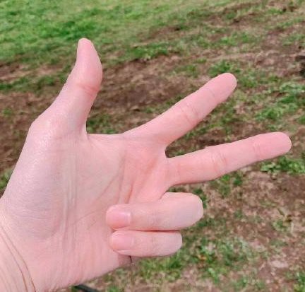曺圭贤在INS上晒出一张表示距离退伍还有三天的手势照