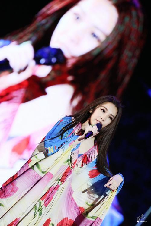 田馥甄台湾高雄春吶音乐节登台献唱：花俏长裙酷似“床单”！又贵又美
