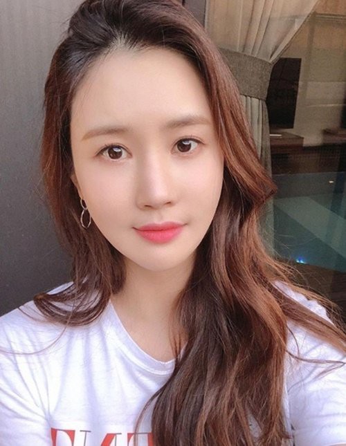 李多海今天通过经纪公司回应网上有关她做了整形手术的传闻