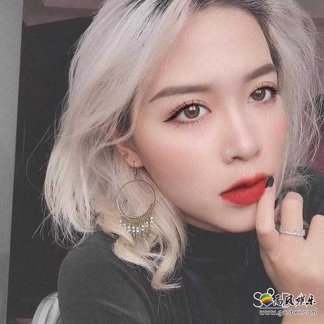 越南小姐姐靠脸刷屏ins狂撩十万粉丝：眼周和脖颈粘上花瓣“仙气逼人”