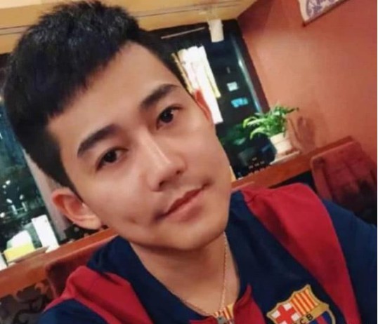 苏醒家中与朋友聚会看球：看着巴萨意外出局，怒砸电视一脚踹向屏幕