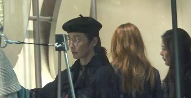 据港媒报道：张敏与友人在铜锣湾喝茶，戴画家帽与墨镜！美丽依旧