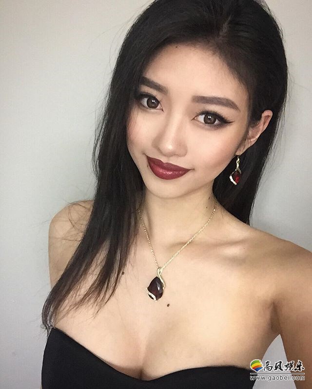 加拿大网红美女Vicki：她有着火辣的身材！迷人电眼更是看得人心神不定