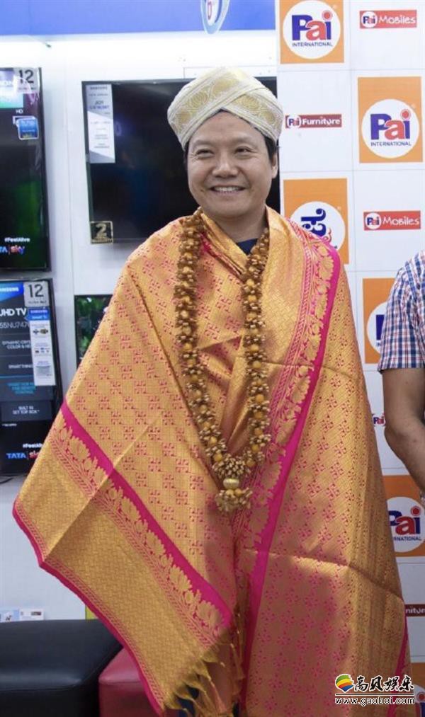 小米CEO雷军正在印度视察工作：他在近日出席活动时身着印度传统服饰