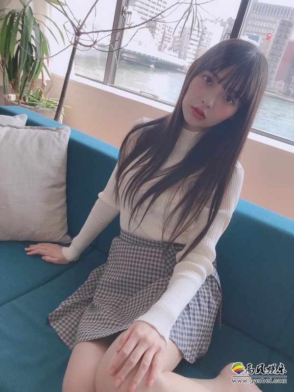 “政委”上坂堇街头和海边拍摄写真：买到了冰淇淋＋巧克力香蕉可丽饼