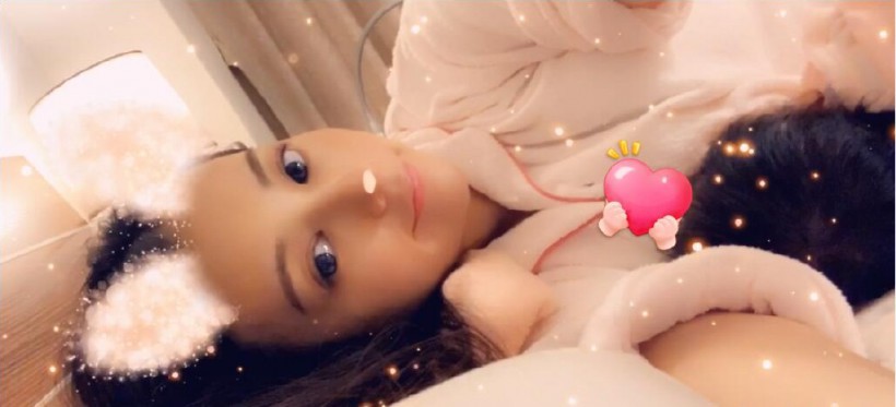 方媛母亲节首度晒出自己二胎产后照：二胎女儿头发浓密依靠在妈妈怀里
