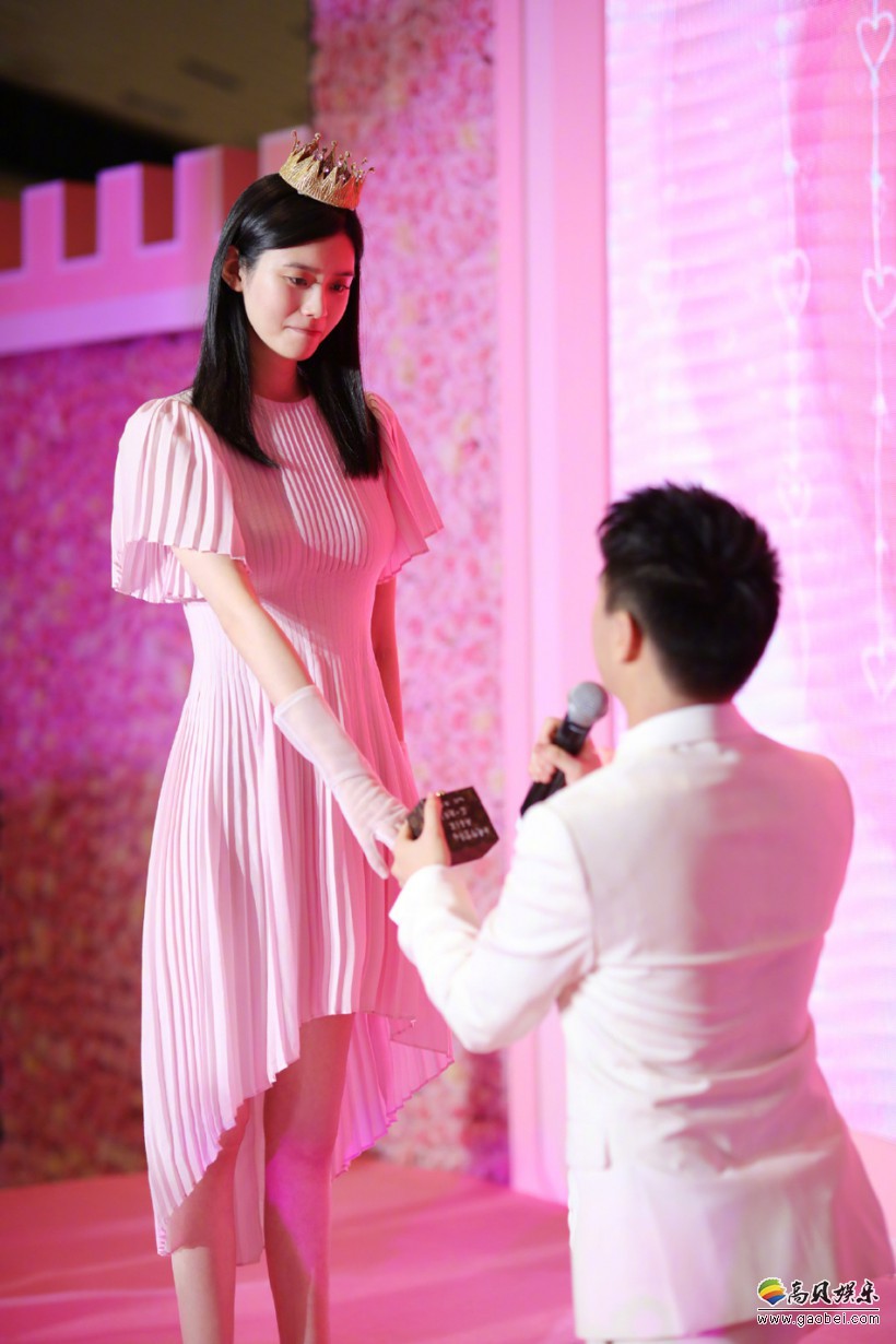 奚梦瑶微博分享求婚现场照片:何猷君在上海某购物中心成功向奚梦瑶求婚 奚梦瑶微博分享求婚现场照片:何猷君在上海某购物中心成功向奚梦瑶求婚