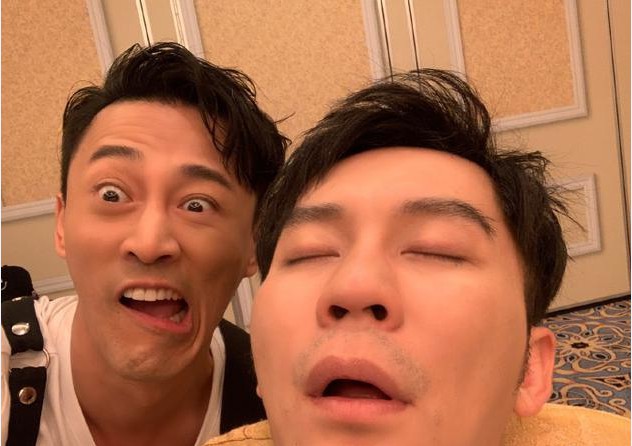 林峯微博晒出与李晨合影：李晨似乎睡着了，林峯则在他旁边摆鬼脸合照
