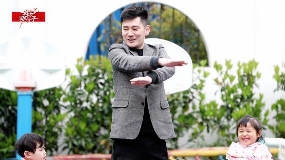 《我家那小子》钱枫来到幼儿园体验一日老师:被催婚着急去幼儿园实习 《我家那小子》钱枫来到幼儿园体验一日老师:被催婚着急去幼儿园实习