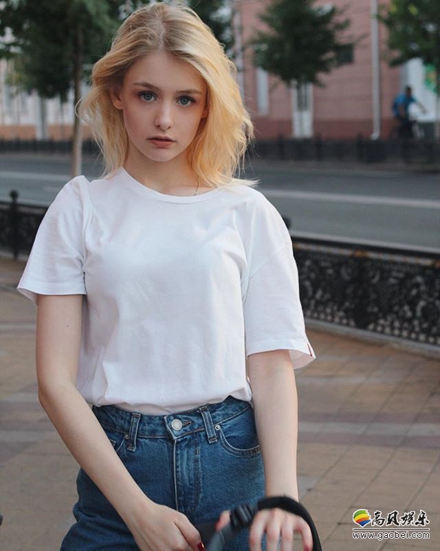 战斗民族俄罗斯网红正妹:完美身材比例 精致娃娃脸!被称为真人芭比