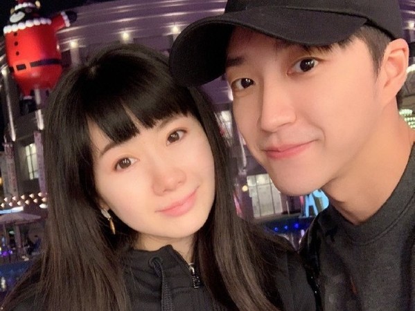 江宏杰微博晒出福原爱美照：福原爱披着长发，身穿白色衬衫配蓝色长裙