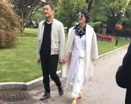 网友晒出李亚鹏与女子手牵手逛公园照片：李亚鹏微博回应了新恋情传闻