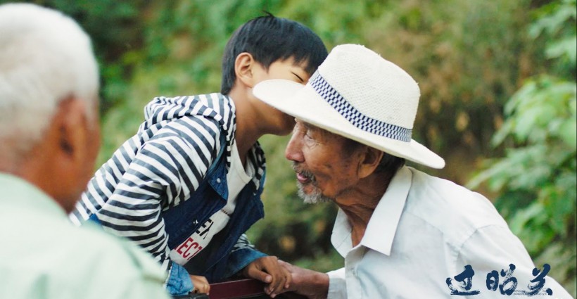 过昭关发布想念爷爷版预告和海报唤起我们对祖辈最深刻的想念