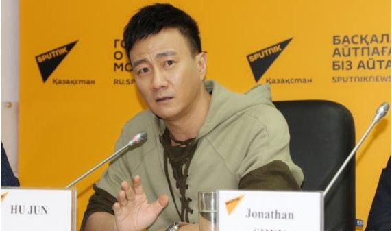 胡军前往哈萨克斯坦宣传《音乐家》与哈方主创团队一起出席映前发布会