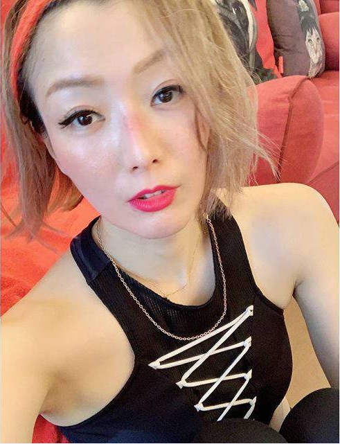 郑秀文晒出近照：头发半遮脸颊，似乎已经恢复状态，看起来起色很不错