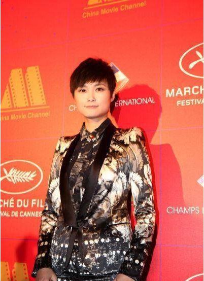 李宇春戛纳电影节与电影圈朋友们交流、吸收经验：攒大招导演一部电影