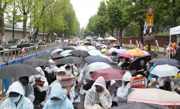 韩国多个女性团体举行集会 在政府对胜利夜店调查结果不满
