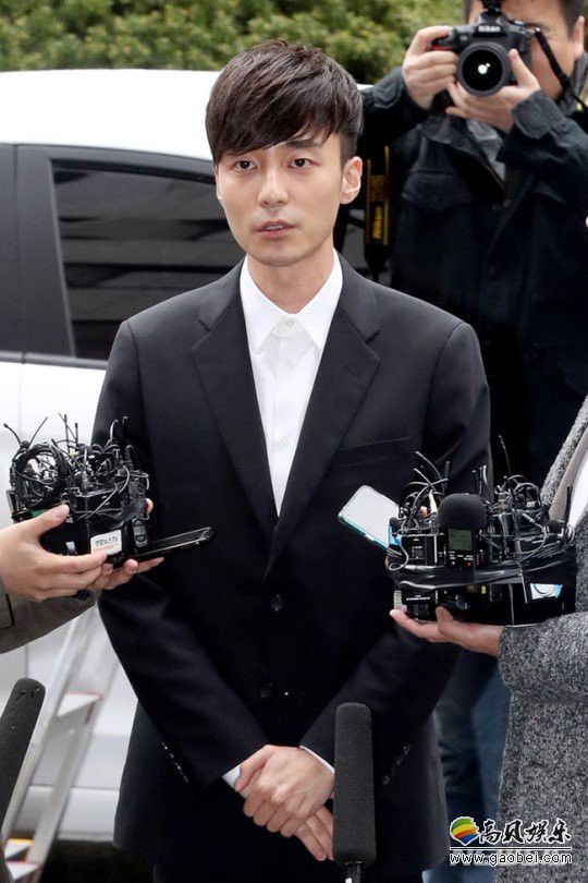 美国乔治敦大学毕业典礼指南显示RoyKim取得了学士学位