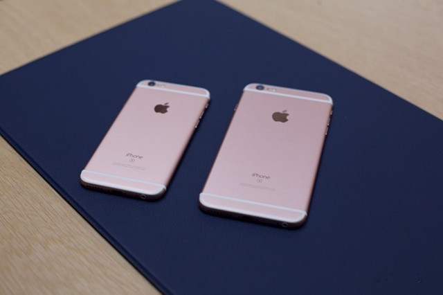 据印媒报道：苹果在当地卖力宣传iPhone 6S手机，虽然已过时依然在售卖