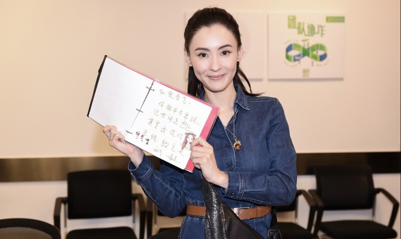 张柏芝现身北京筹备生日会：蓝色牛仔连体裤，外搭粉色外套，马尾高束