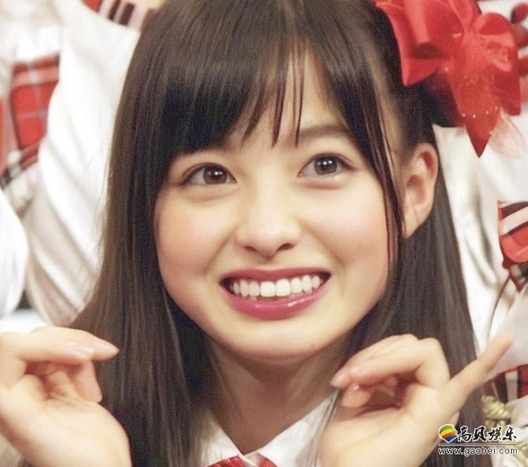 日本女星桥本环奈在推特上晒出了自己的滤镜后照片：变身超可爱小美女