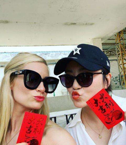 马丽和“破产姐妹”女星同框：手拿写着“大吉大利”红包，一起嘟嘴巴