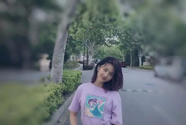 孙莉晒出大女儿黄多多美照：多多穿着淡紫色短袖！对镜露出甜美微笑