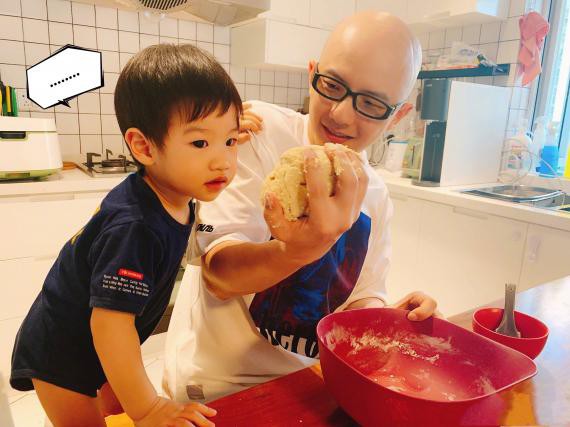 歌手平安微博晒出为儿子小蛋壳制作面食照片：画面超级温馨惹人羡慕