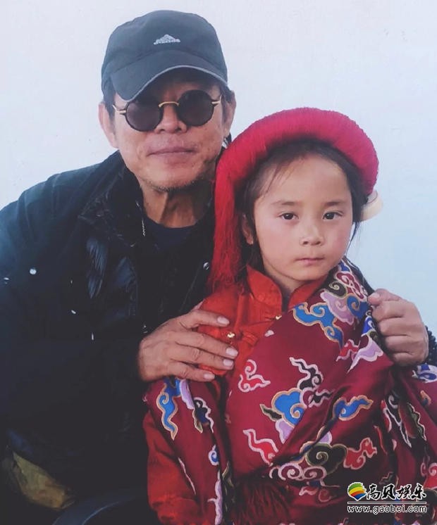网友分享李连杰和网红“小杨幂”藏族小男孩普吾尼玛照片：慈祥又亲切