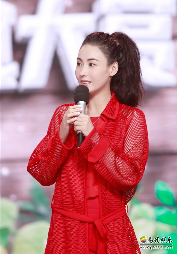 张柏芝身穿红色长裙录制《天天向上》路透图曝光：修长美腿十分吸睛