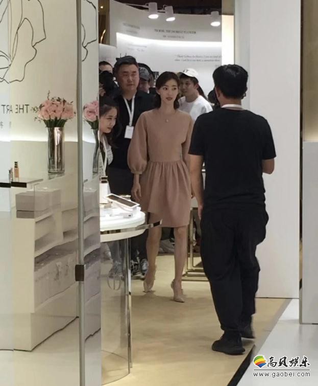 王丽坤现身广州出席某品牌活动：路人镜头“状态能打”白瘦清新优雅