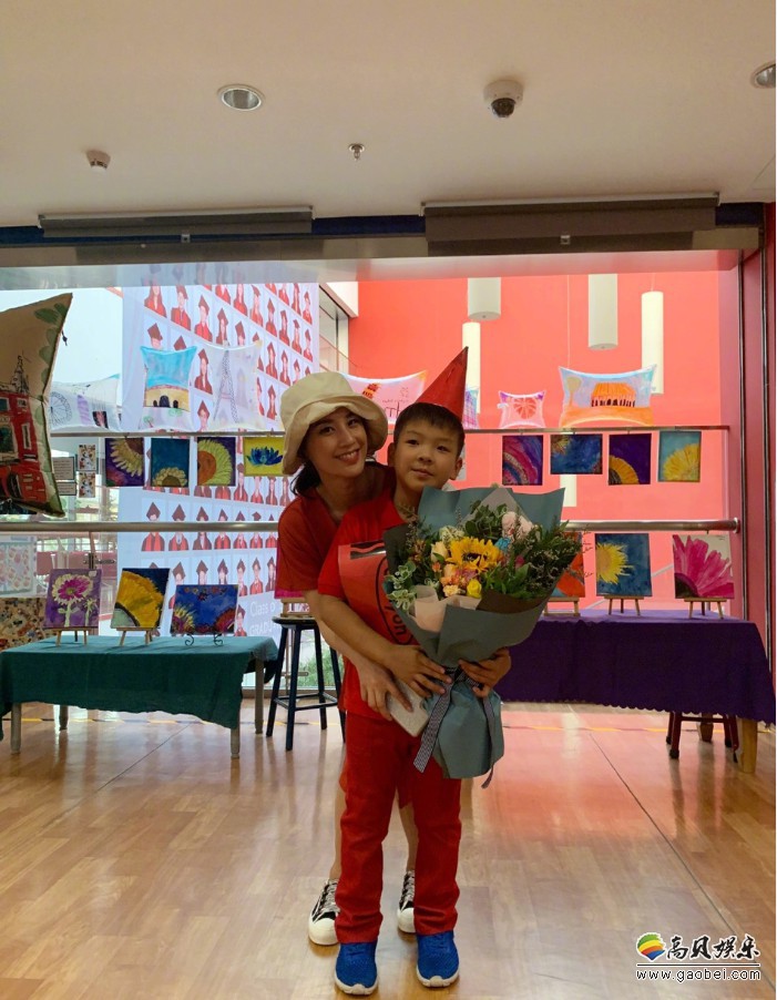 黄圣依晒出带小儿子安麟看哥哥安迪汇报演出照片：母子同框倍显温馨