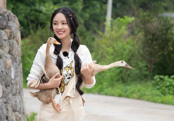 《麦咭小厨》迎来湘西才女李莎旻子：不顾女神形象钻进鸭圈精挑细选