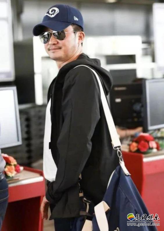 吴京现身机场立马引发强势围观：全程笑容满满，看上去心情很好样子