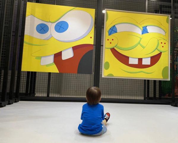 周杰伦晒出小小周观看展览照：面朝着海绵宝宝海报认真观展！呆萌可爱