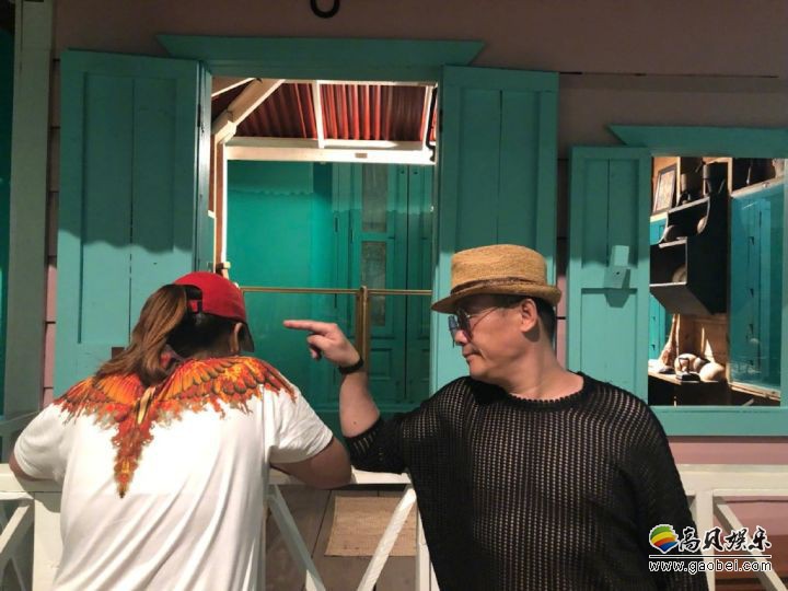 周立波晒出他与女儿同框照片：父女俩手牵着手走在街头，显得十分亲密